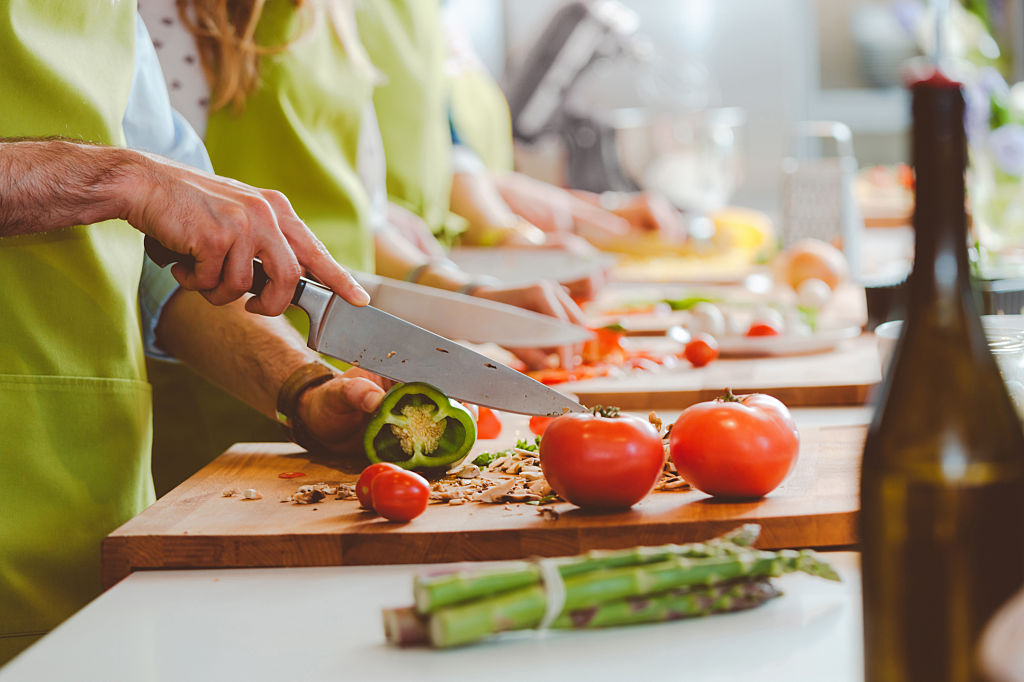 Famille cuisinant ensemble