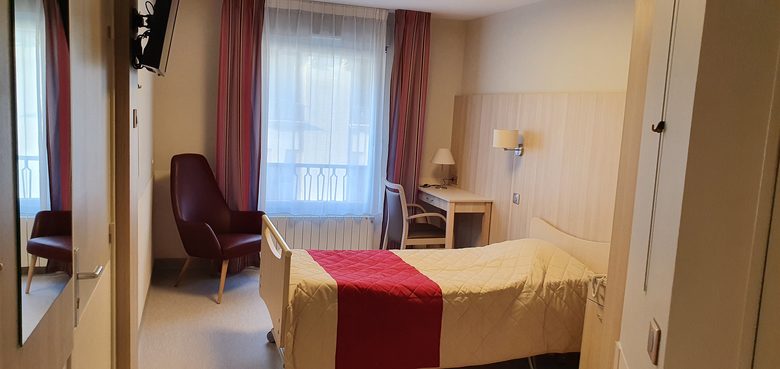 Chambre d'hôpital luxueuse avec patient en coma