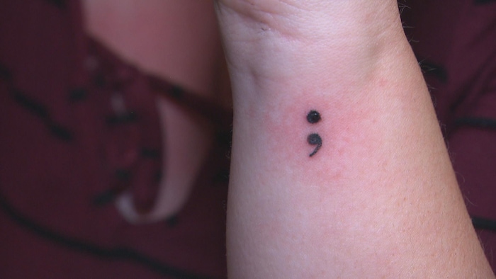 Tatouage point-virgule, symbole de lutte contre la dépression