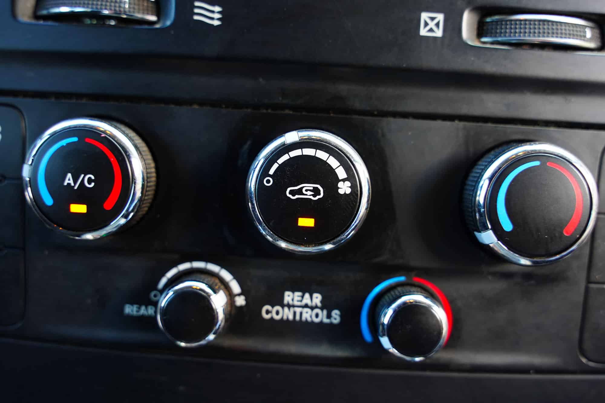 Bouton de recirculation d'air dans une voiture