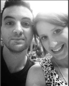 Couple s'embrassant