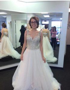 Femme souriante en robe de mariée