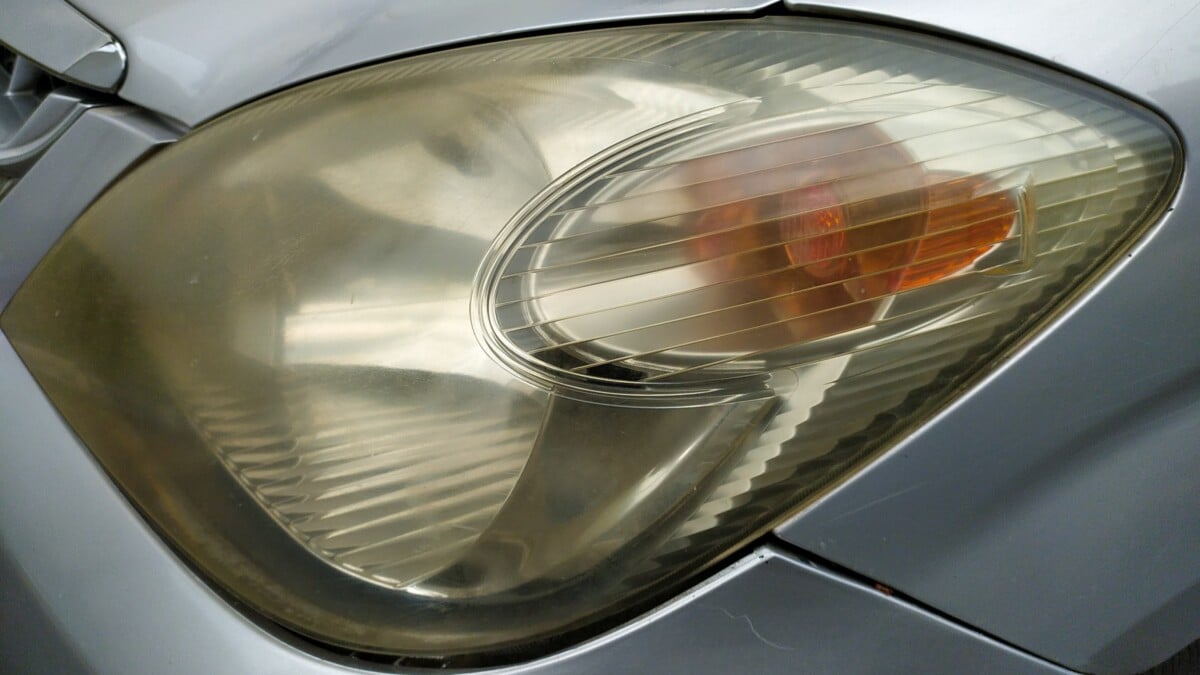 Phares de voiture ternis