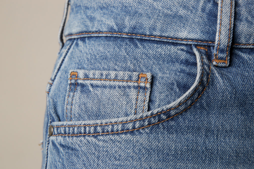 Gros plan sur la petite poche d'un jean en denim