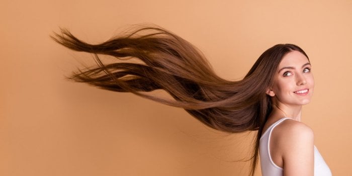 Femme aux cheveux brillants