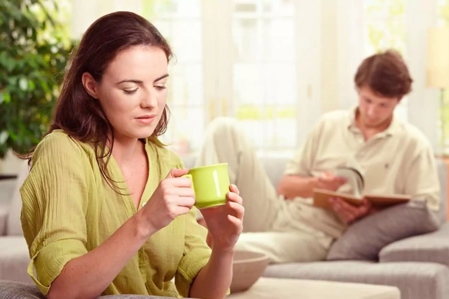Couple assis dos à dos, illustrant la distance relationnelle
