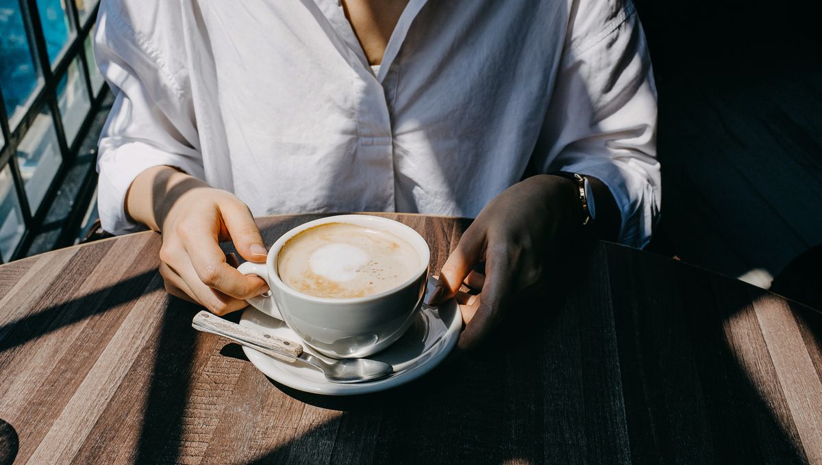 Personne hésitant entre café noir et café au lait