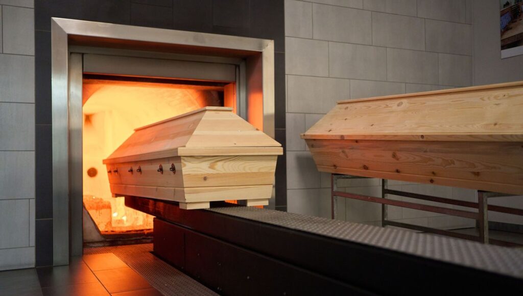 Cérémonie contemporaine de crémation en crématorium