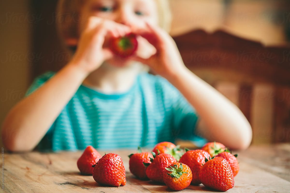 Enfant mangeant une pomme