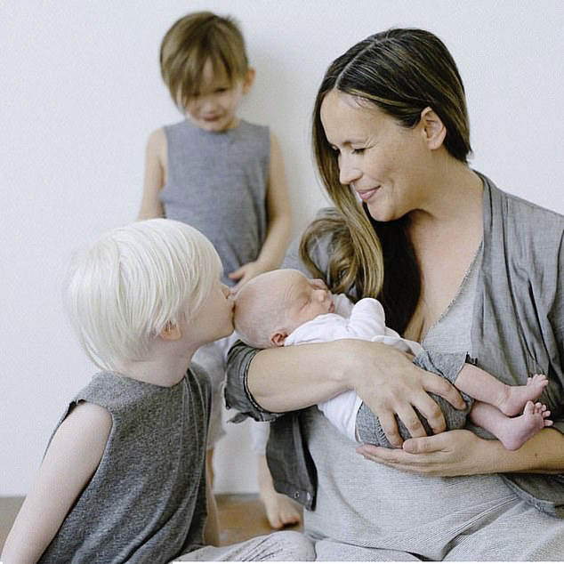 Famille apprenant à vivre avec l'albinisme
