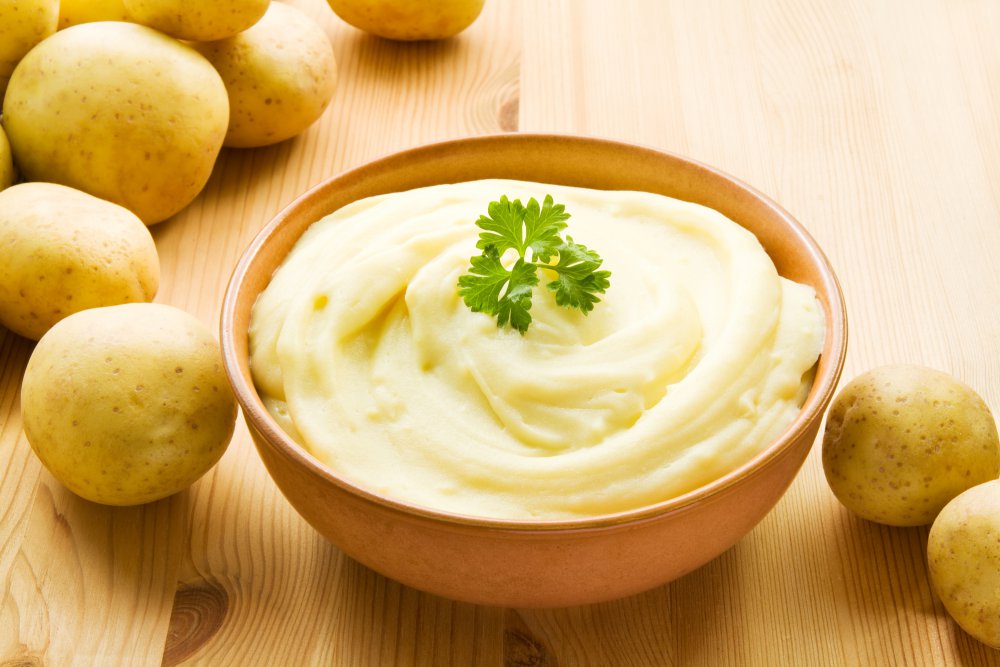 Pommes de terre et ustensiles de cuisine