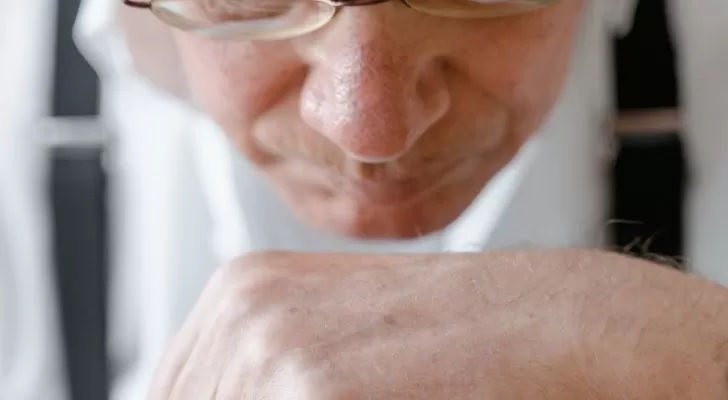 Peau mature sous lumière naturelle
