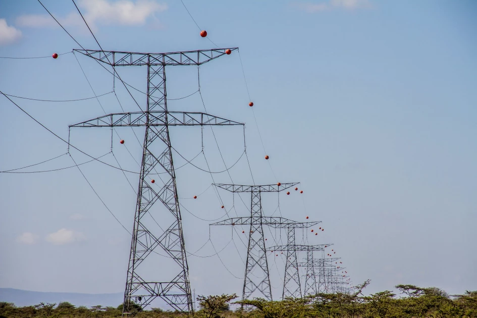 Gros plan sur des boules de balisage orange et blanches sur des lignes électriques