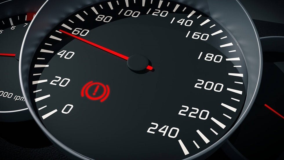 Tableau de bord avec voyant de frein allumé