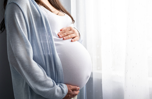Couple heureux discutant du projet bébé