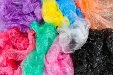 Sacs plastique transformés en déco