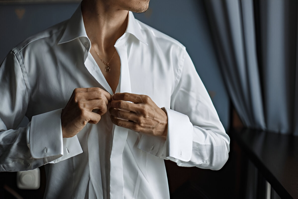 Gentleman avec épée et manteau boutonné