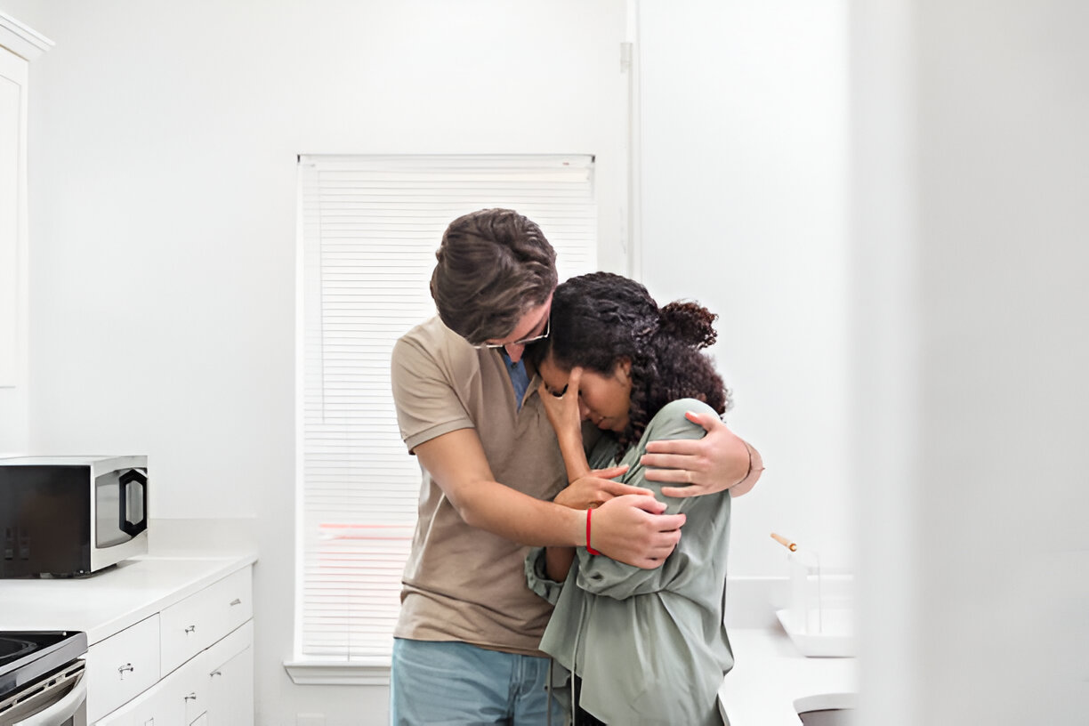 Femme épuisée assise sur son lit le matin