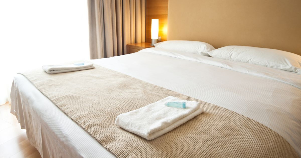 Chemin de lit élégant sur un lit d'hôtel