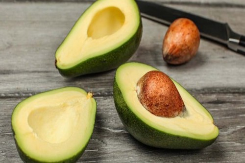 Soin beauté au noyau d'avocat