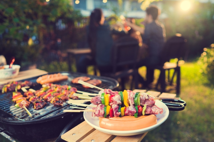 Couple souriant lors d'un barbecue