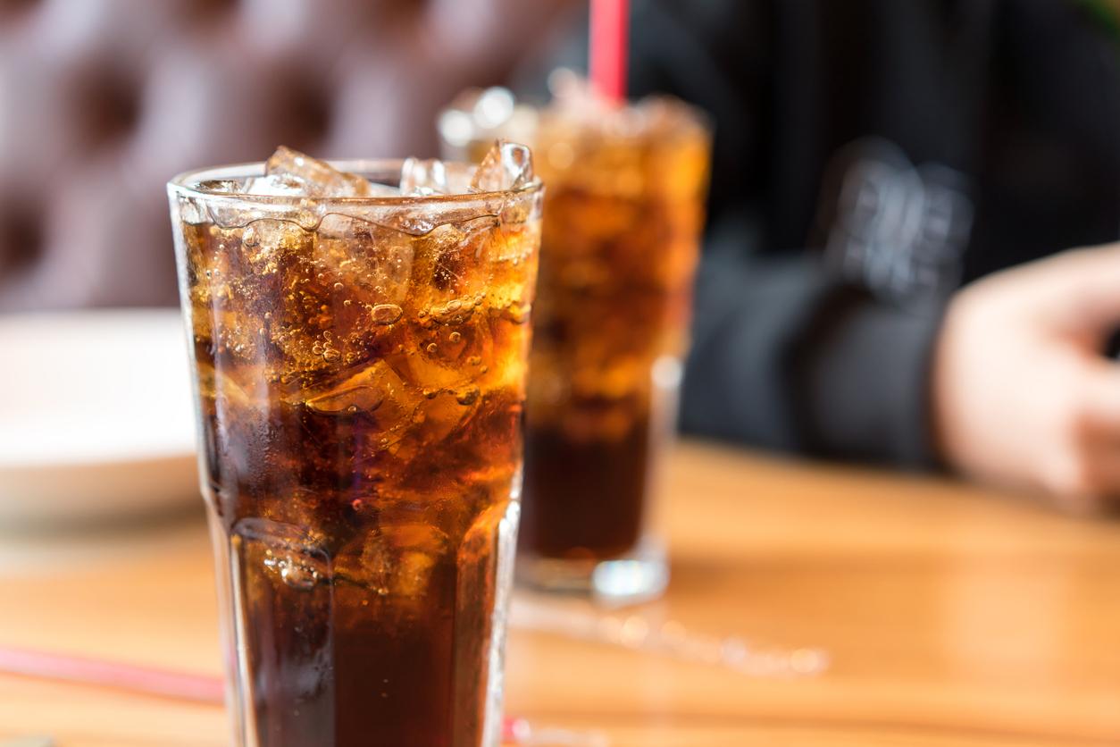 Verre de soda avec bulles et tranches de citron