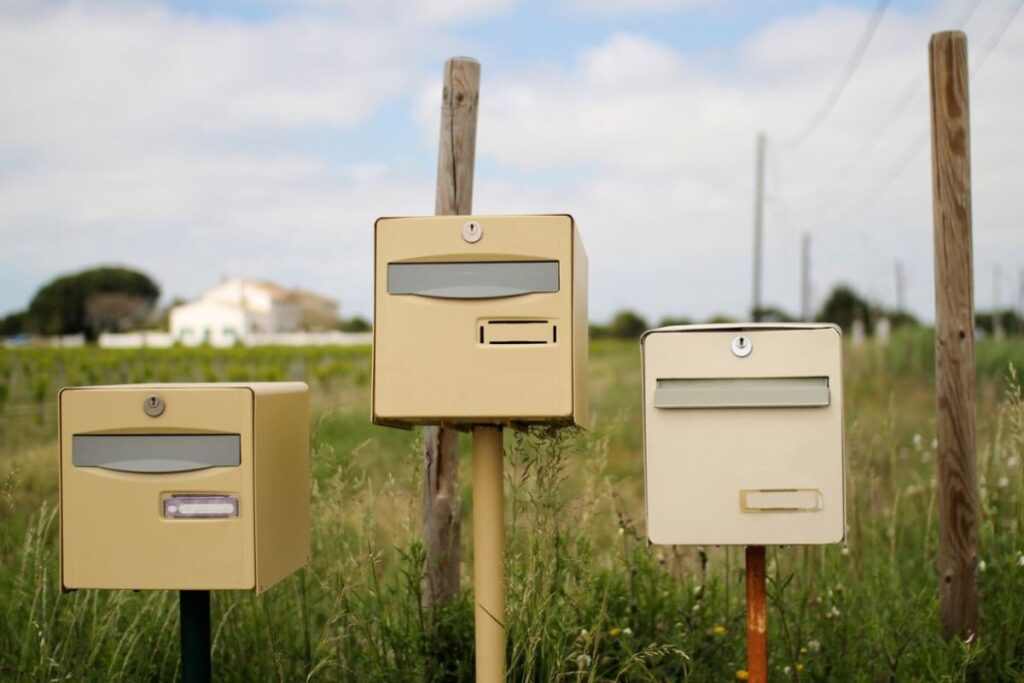 Boîte aux lettres endommagée dans un environnement rural