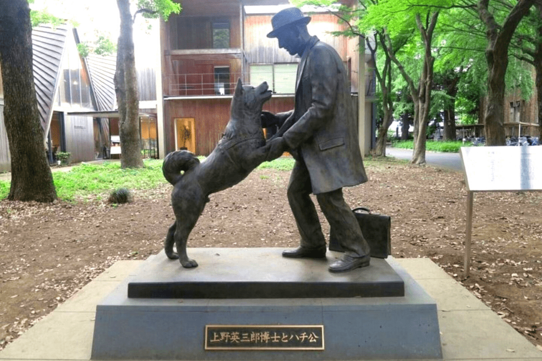 Cérémonie commémorative devant la statue