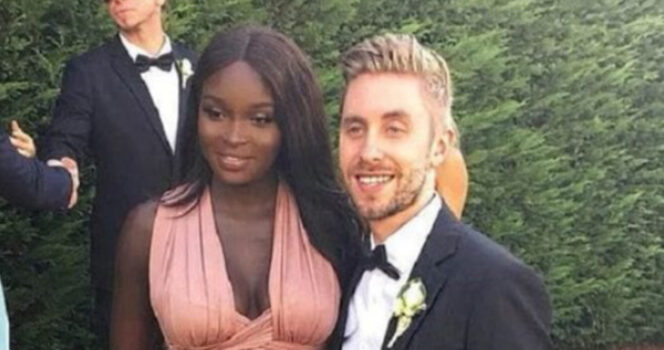 Le couple en voyage, main dans la main