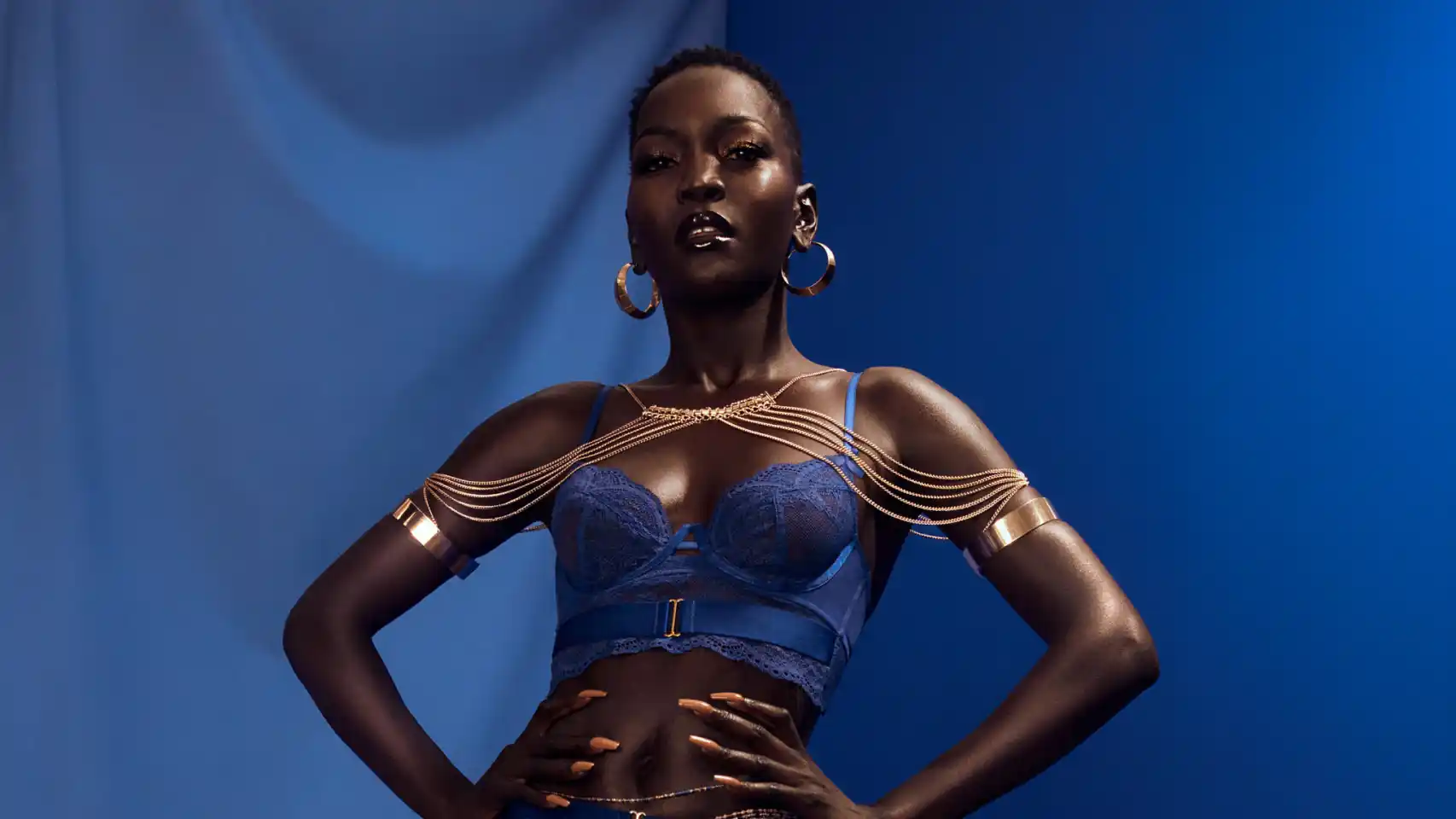 Nyakim Gatwech, mannequin sud-soudanaise au teint d'ébène, posant avec confiance