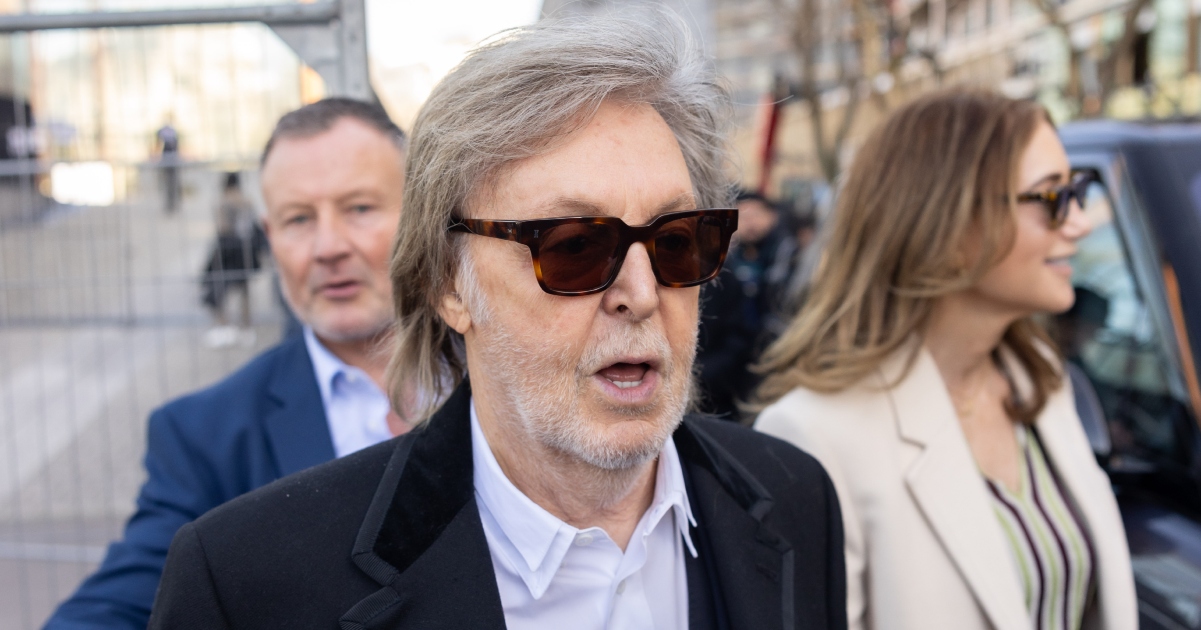 Paul McCartney arborant une coiffure tendance pendant ses vacances