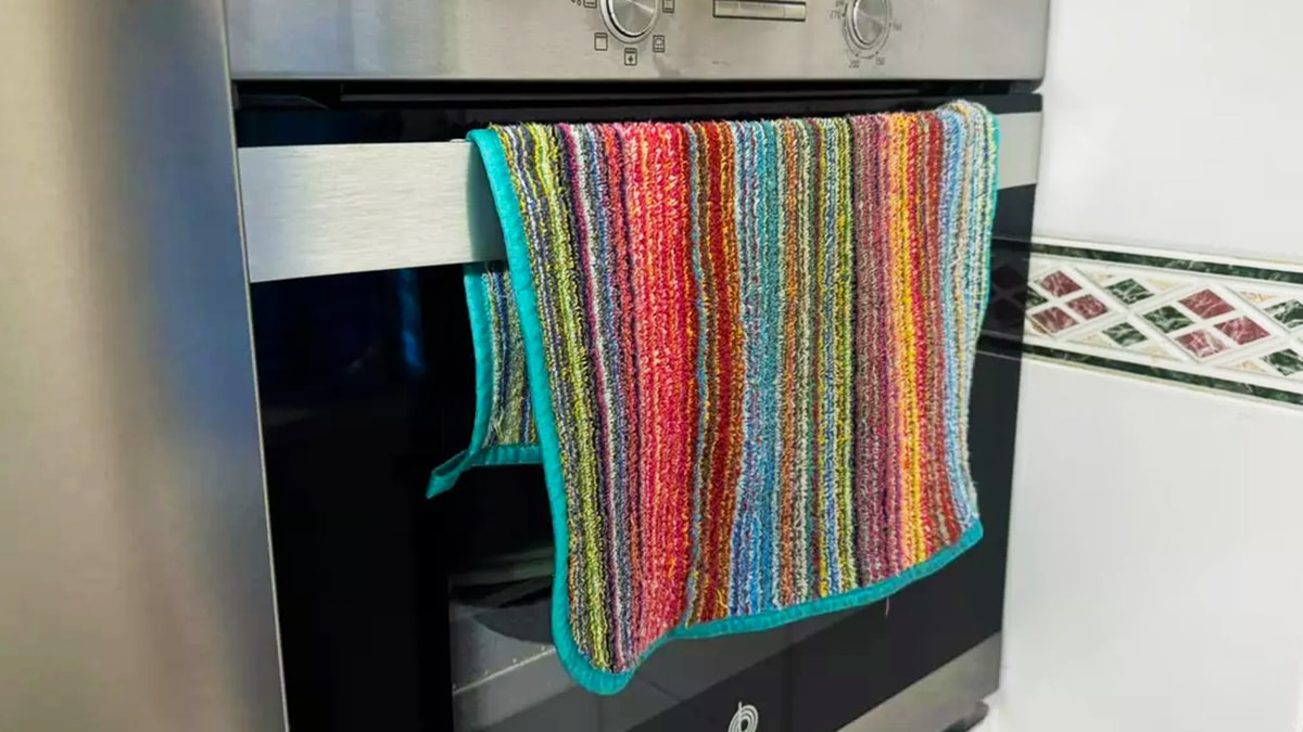 Torchons accrochés sur la porte du four : une mauvaise idée