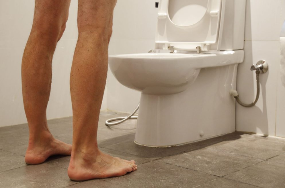 Femme se levant la nuit pour aller aux toilettes