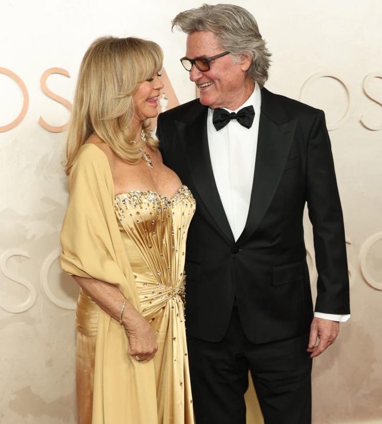 Goldie Hawn et Kurt Russell affichant un sourire complice