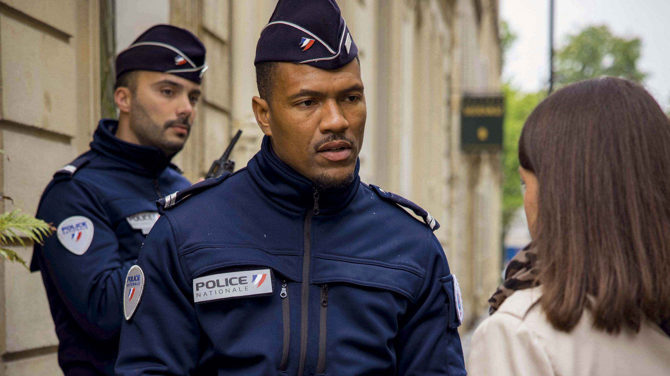 Policiers vérifiant l'état du chien secouru