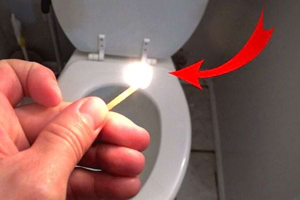 Allumette craquée dans des toilettes