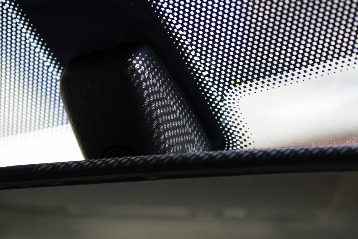 Zoom sur les points noirs d'un pare-brise automobile