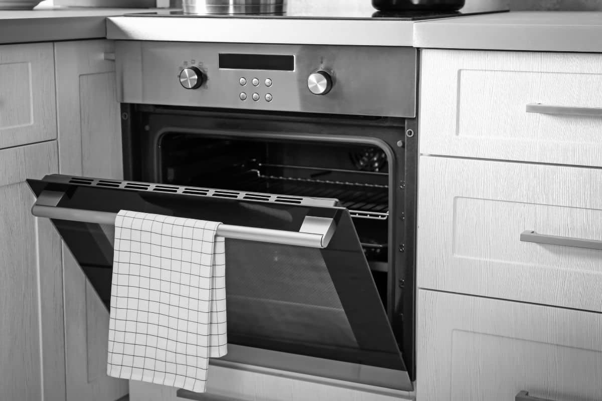 Torchons humides entassés : un nid à bactéries