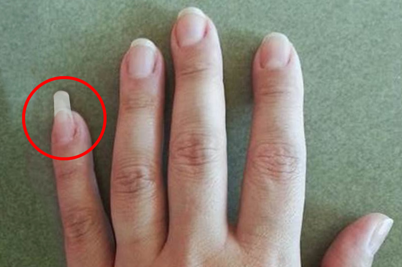 Ongle long utilisé comme outil pratique dans la vie quotidienne