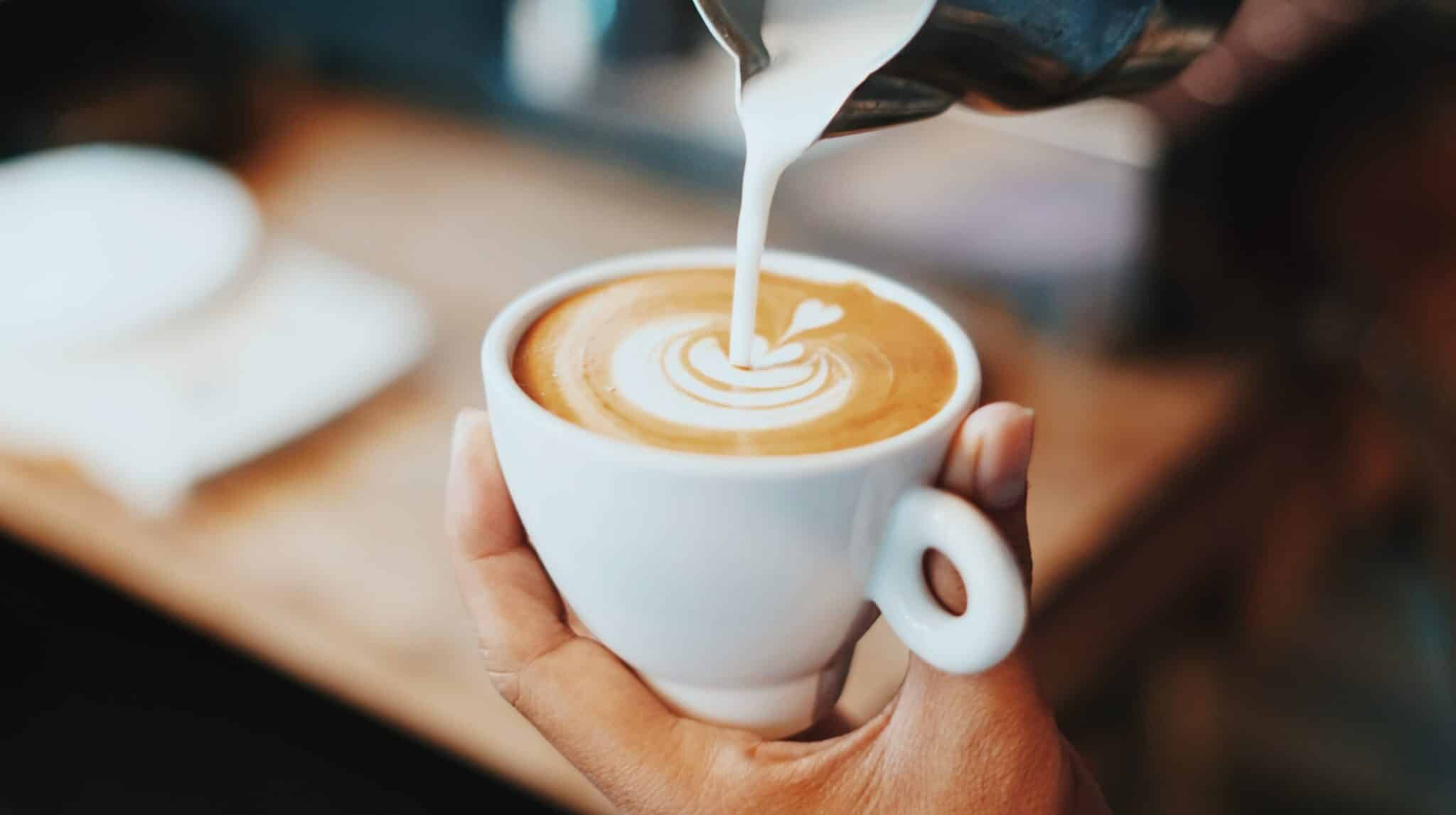 Tasse de café au lait crémeux