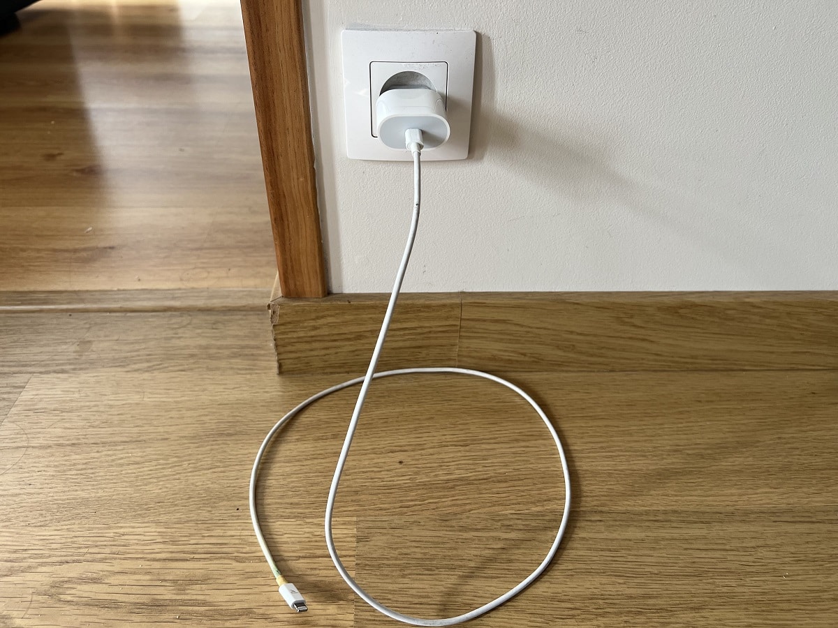 Chargeur branché inutilement dans une prise murale