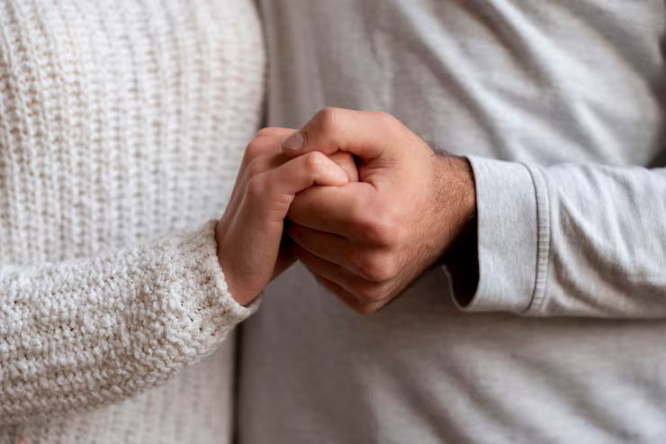 Couple se tenant tendrement la main