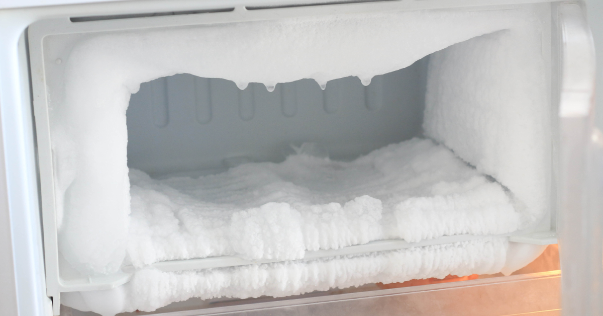 Congélateur recouvert de givre