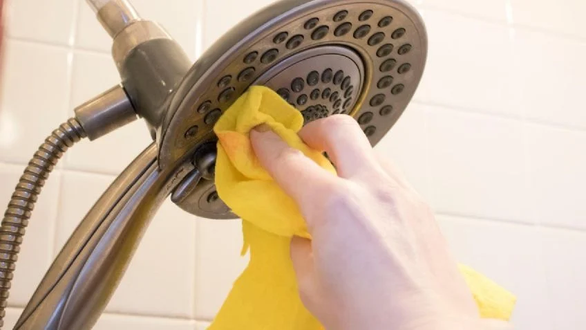 Technique du sac de vinaigre pour nettoyer un pommeau de douche