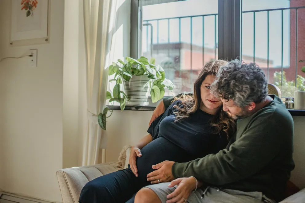 Couple heureux après la prise de conscience
