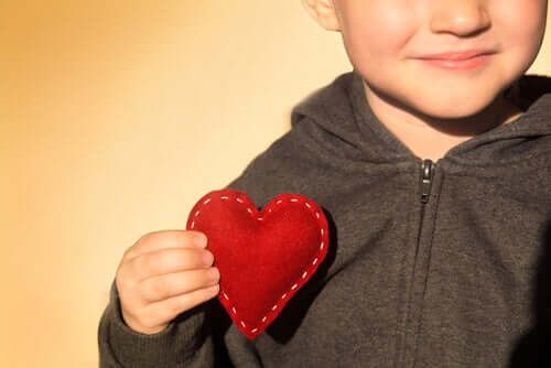 Enfant dessinant un coeur