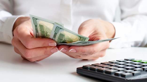 Femme gérant ses finances domestiques