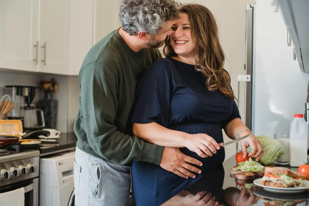 Famille unie grâce à une pastèque