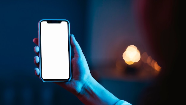 Femme consultant un smartphone avec curiosité