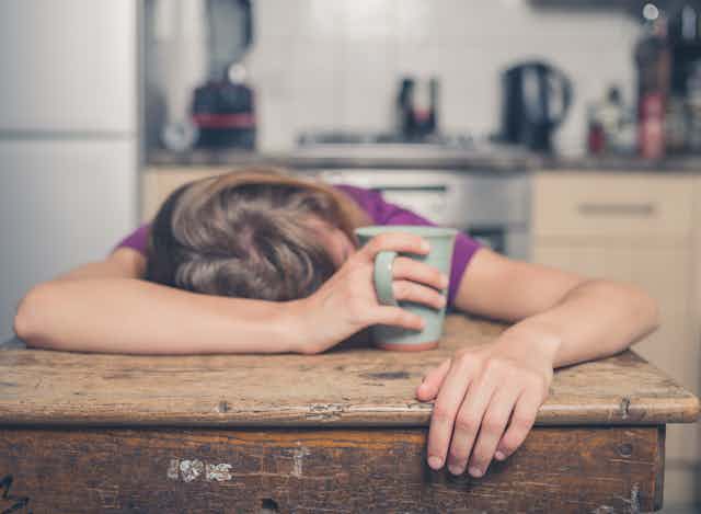 Femme fatiguée se massant les tempes
